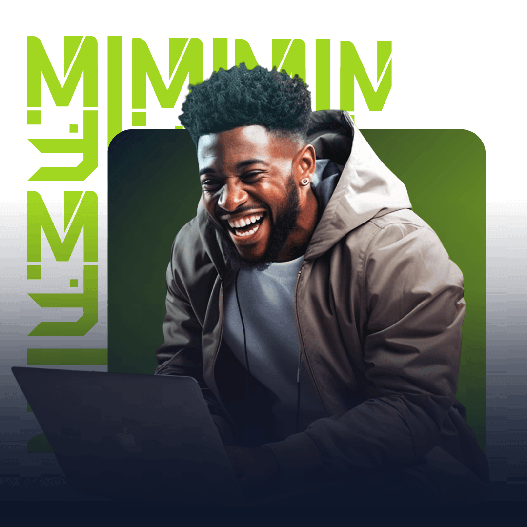 Homem negro sorrindo e usando um notebook